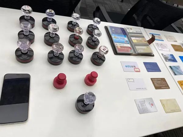 3年买别墅，女子同时供职16家公司却从不上班，落网时她还在面试