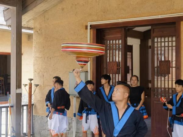 为什么贵南高铁在这里拐了个弯？
