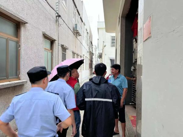 今晚8时起,进出此地列车全部停运!停课、停工、停产、停运、停业! 今晚8时起,进出此地列车全部停运!停课、停工、停产、停运、停业!