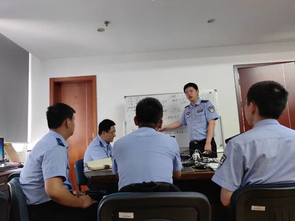 3年买别墅，女子同时供职16家公司却从不上班，落网时她还在面试