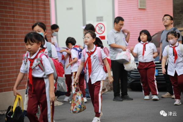 直击 | 天津中小学开学第一天！这场面熟悉吗？