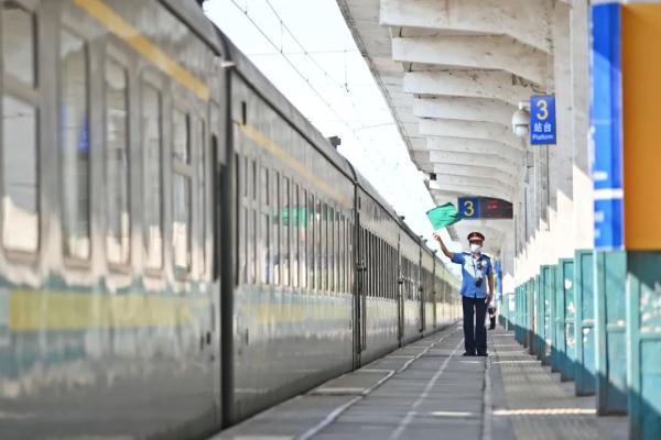 当年坐绿皮车去上学的他们，如今成了高铁专家