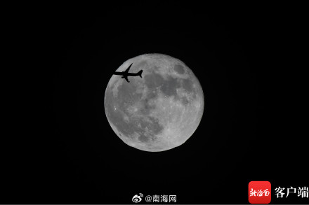 飞机凌月！看海口上空飞机掠过超级月亮的震撼瞬间