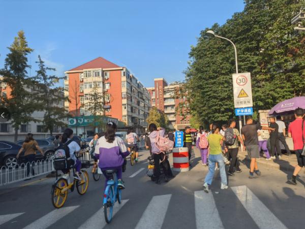 直击 | 天津中小学开学第一天！这场面熟悉吗？