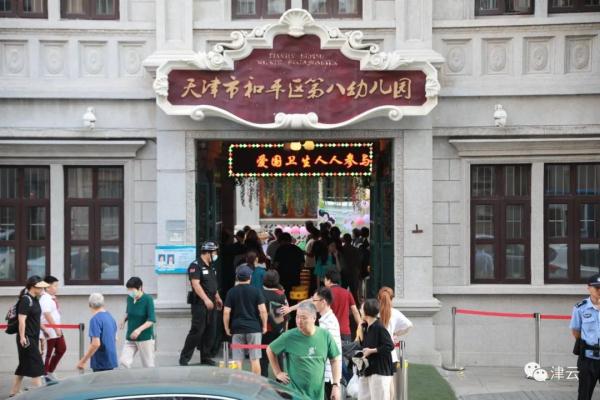 直击 | 天津中小学开学第一天！这场面熟悉吗？