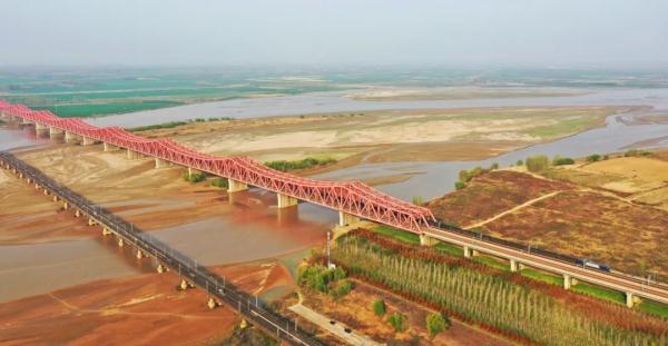 当年坐绿皮车去上学的他们，如今成了高铁专家