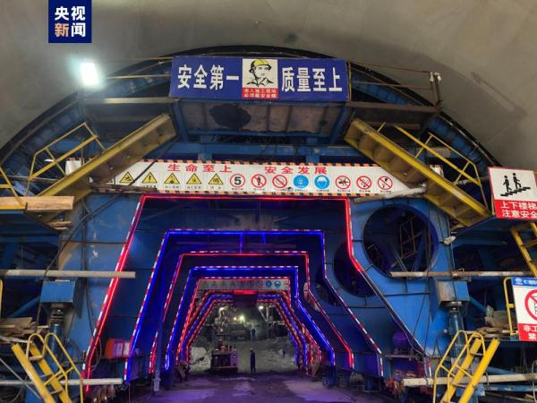 全长近3000米 穿越自然保护区麟法高速公路全线首座隧道贯通