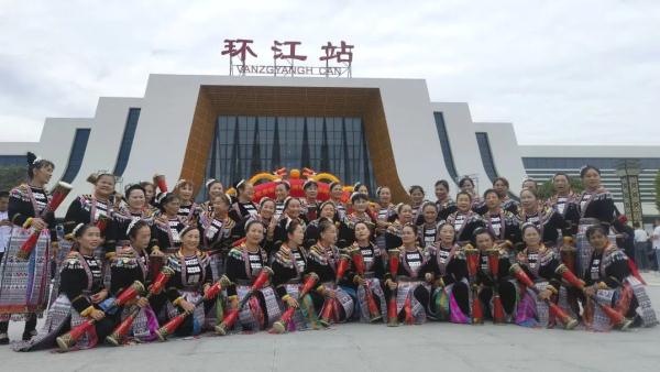 为什么贵南高铁在这里拐了个弯？