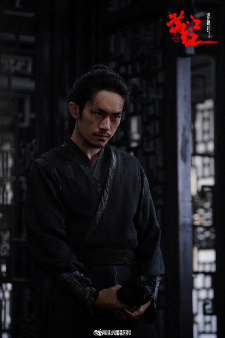 易烊千玺倪妮获第十八届中国长春电影节"金鹿奖"最佳男女演员