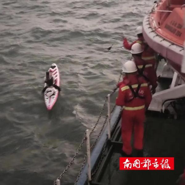 台风来袭前，一桨板运动爱好者在琼州海峡海域遇险…救助船紧急出动