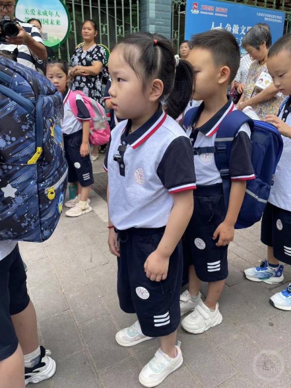 “我想自己独立一点！” 豆豆暑假两个月拼命练习爬楼梯