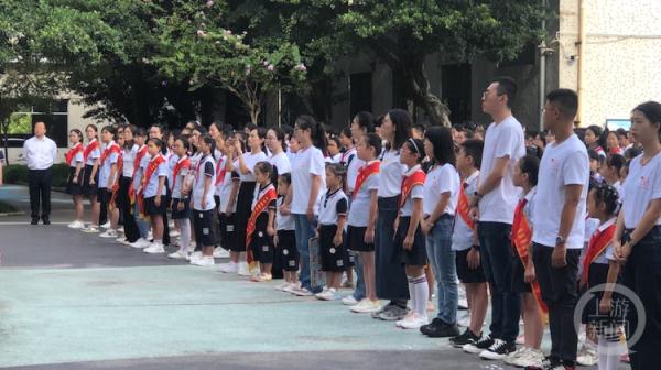 “我想自己独立一点！” 豆豆暑假两个月拼命练习爬楼梯