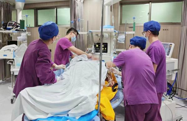 台风天上演“生死时速”！老人心跳骤停近50分钟获救