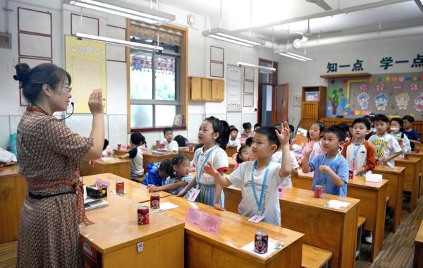 陕西西安:“萌新”小学初体验 陕西西安:“萌新”小学初体验