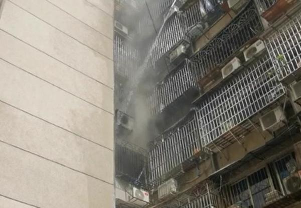稳！准！狠！邻居阳台失火，男子隔空一盆"神仙水"浇灭