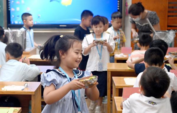 陕西西安:“萌新”小学初体验 陕西西安:“萌新”小学初体验
