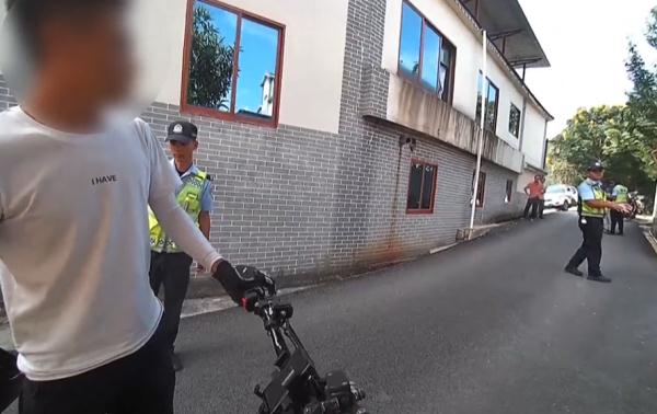 贵州一“飙车党”半夜炸街被举报！警察截停后发现：怎么又是你？