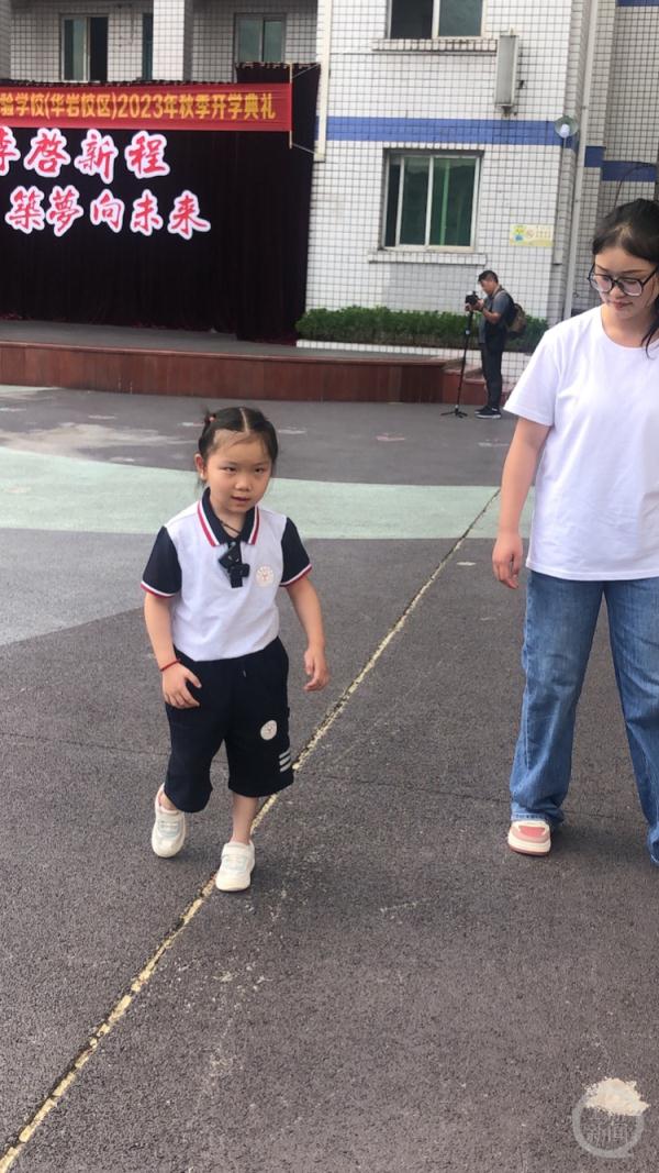 “我想自己独立一点！” 豆豆暑假两个月拼命练习爬楼梯