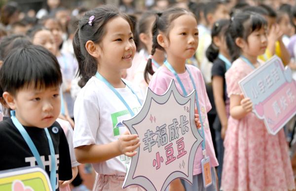 陕西西安:“萌新”小学初体验 陕西西安:“萌新”小学初体验