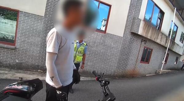 贵州一“飙车党”半夜炸街被举报！警察截停后发现：怎么又是你？
