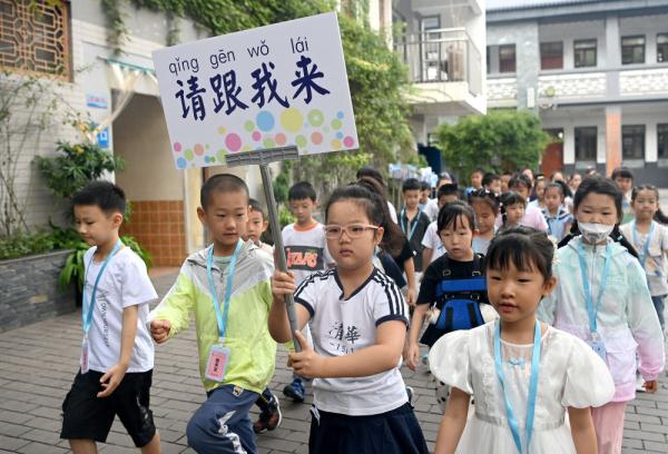 陕西西安:“萌新”小学初体验 陕西西安:“萌新”小学初体验