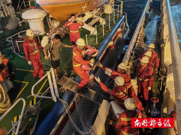 台风来袭前，一桨板运动爱好者在琼州海峡海域遇险…救助船紧急出动