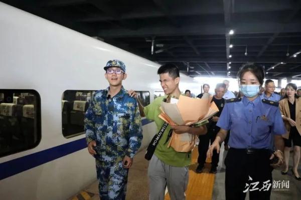 “我们都是你的‘眼’！” 大学生黄镇宇来赣报到