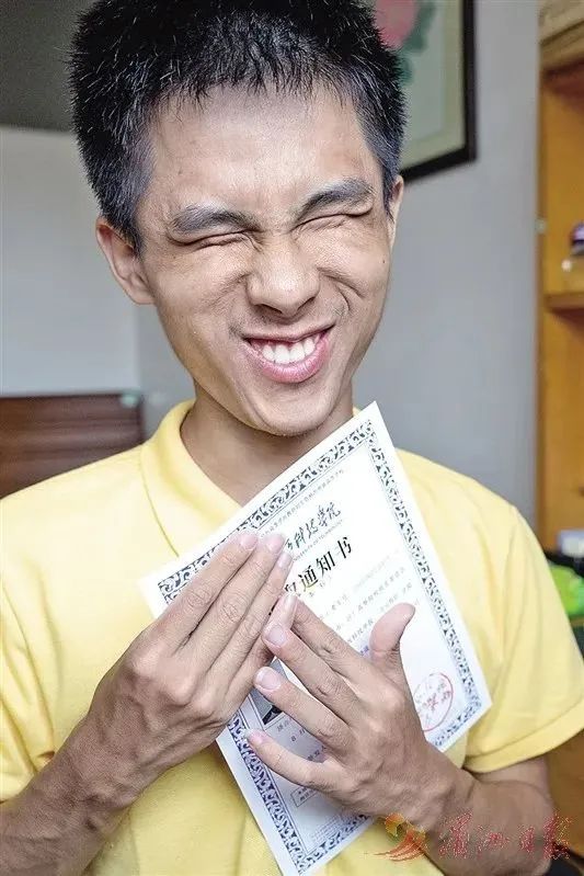 “我们都是你的‘眼’！” 大学生黄镇宇来赣报到