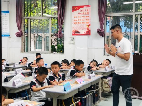 “我想自己独立一点！” 豆豆暑假两个月拼命练习爬楼梯