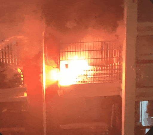 稳！准！狠！邻居阳台失火，男子隔空一盆"神仙水"浇灭