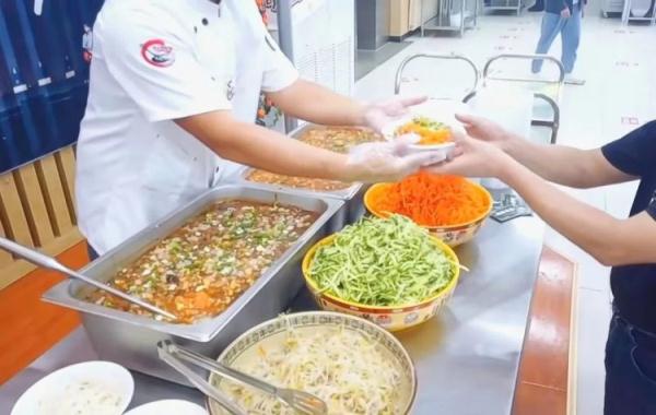 30多位专家免费按摩针灸?高校新生报到,家长跟着“享受”…… 30多位专家免费按摩针灸?高校新生报到,家长跟着“享受”……