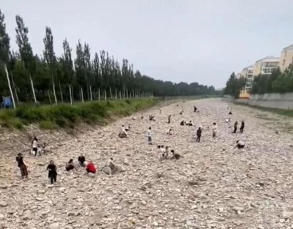 洪水过后河道发现黄金粒，好几百人都去“淘金”？刚刚，最新通报→