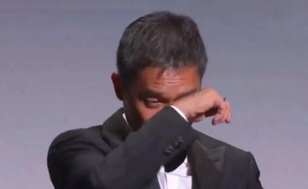 获终身成就奖,梁朝伟哭了…… 获终身成就奖,梁朝伟哭了……