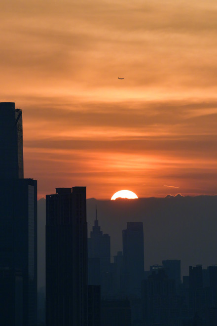 广州落日像一个大大的咸蛋黄 广州落日像一个大大的咸蛋黄