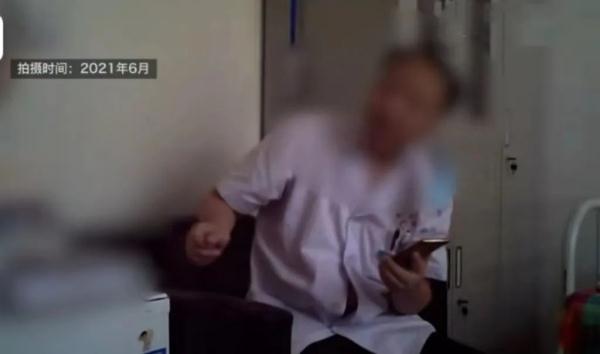 医生收受医药代表现金还淡定数钱？医院回应：当事人已被停职调查