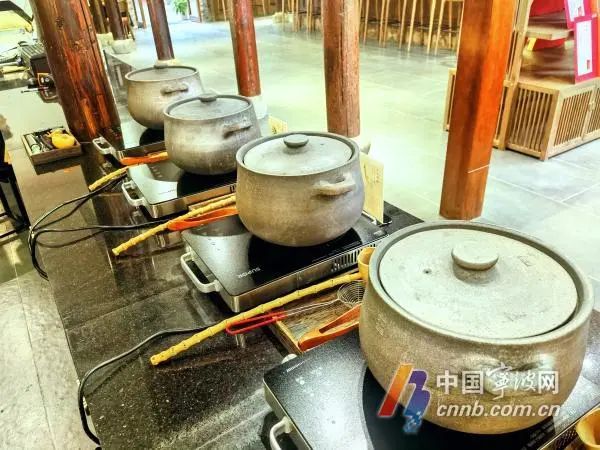 年轻人养生出“新招”！带着中药香的茶饮成“新宠”
