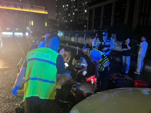 18人合力抬车,仅54秒救出2条命! 18人合力抬车,仅54秒救出2条命!