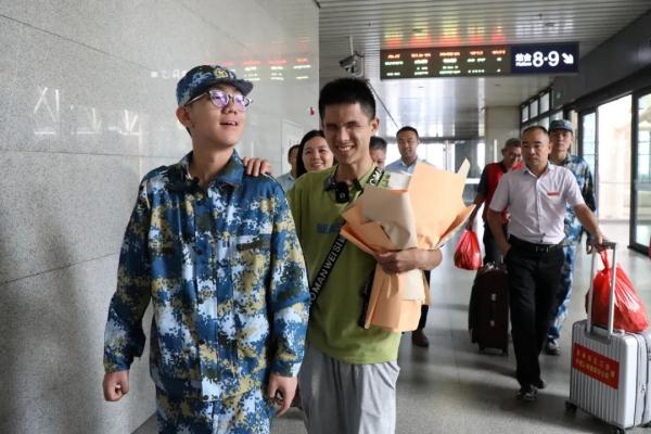 全盲大学生报到！舍友：“我们都是你的‘眼’”