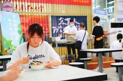 30多位专家免费按摩针灸?高校新生报到,家长跟着“享受”…… 30多位专家免费按摩针灸?高校新生报到,家长跟着“享受”……