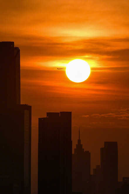 广州落日像一个大大的咸蛋黄 广州落日像一个大大的咸蛋黄
