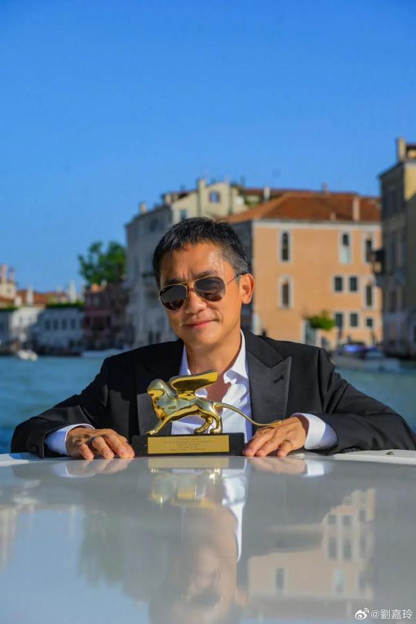 获终身成就奖,梁朝伟哭了…… 获终身成就奖,梁朝伟哭了……