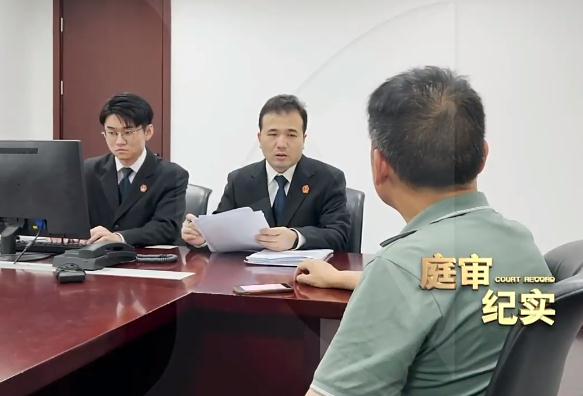 无视保护令 上海一家暴男上门骚扰妻子 女儿上前阻止竟被猛掐脖子