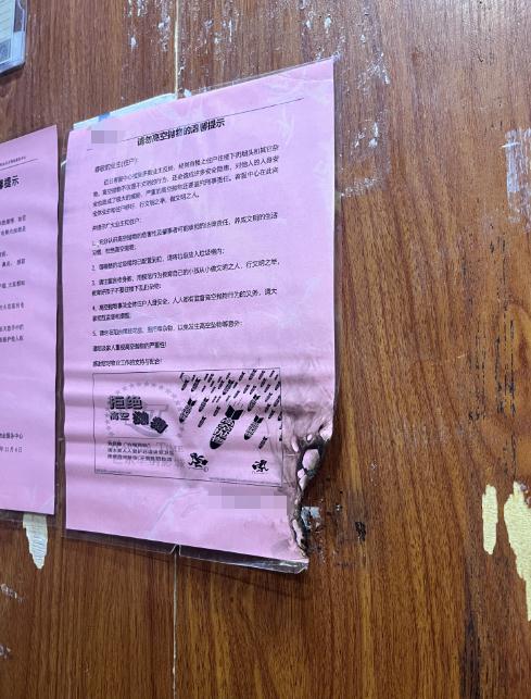 长沙一男孩买完打火机,竟在电梯里做了这件事…… 长沙一男孩买完打火机,竟在电梯里做了这件事……