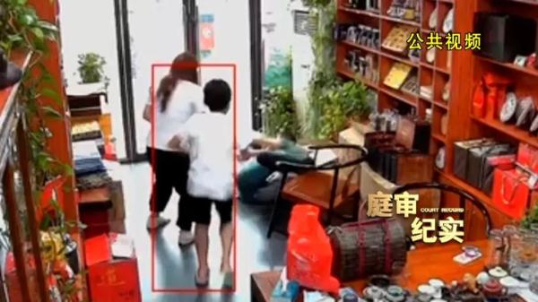 无视保护令 上海一家暴男上门骚扰妻子 女儿上前阻止竟被猛掐脖子