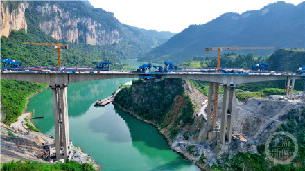 渝湘复线高速阿蓬江大桥预计11月底全桥合龙