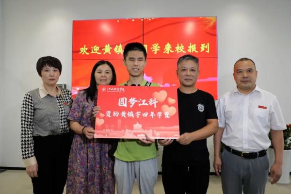 全盲大学生报到！舍友：“我们都是你的‘眼’”