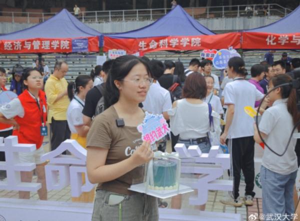 30多位专家免费按摩针灸?高校新生报到,家长跟着“享受”…… 30多位专家免费按摩针灸?高校新生报到,家长跟着“享受”……