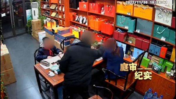 无视保护令 上海一家暴男上门骚扰妻子 女儿上前阻止竟被猛掐脖子