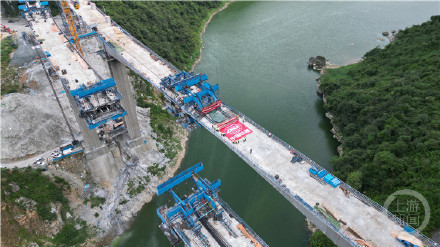 渝湘复线高速阿蓬江大桥预计11月底全桥合龙