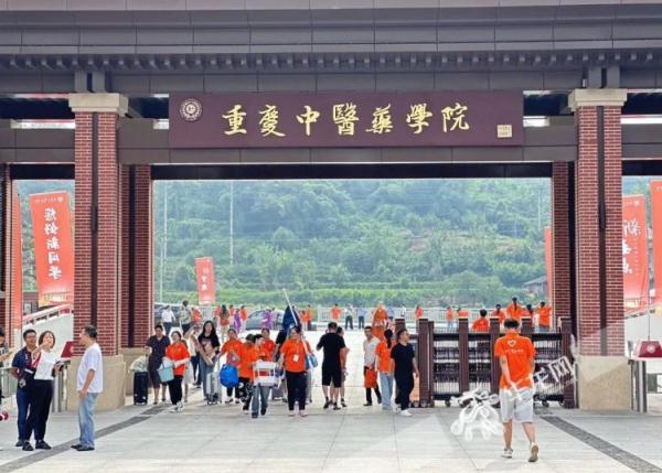 30多位专家免费按摩针灸?高校新生报到,家长跟着“享受”…… 30多位专家免费按摩针灸?高校新生报到,家长跟着“享受”……